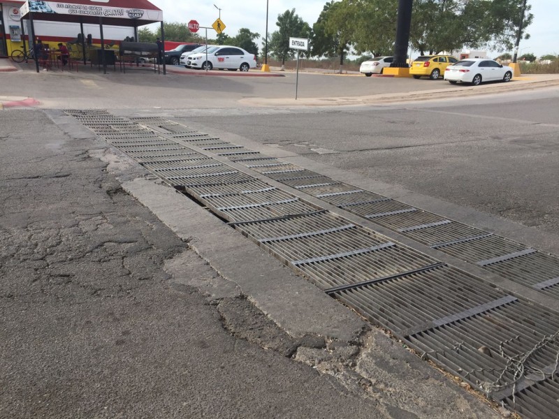 ﻿Arreglan alcantarilla ubicada por el Boulevard Villas del Río