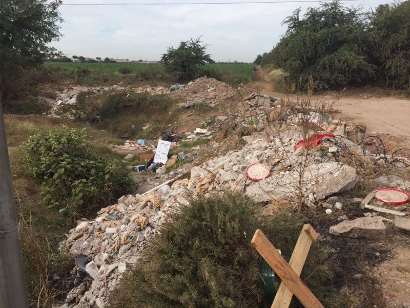 En cualquier lugar  tiran escombros y basura
