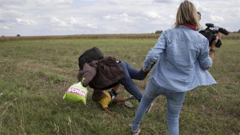 Dan 3 años de libertad condicional a periodista húngara que pateó a refugiados