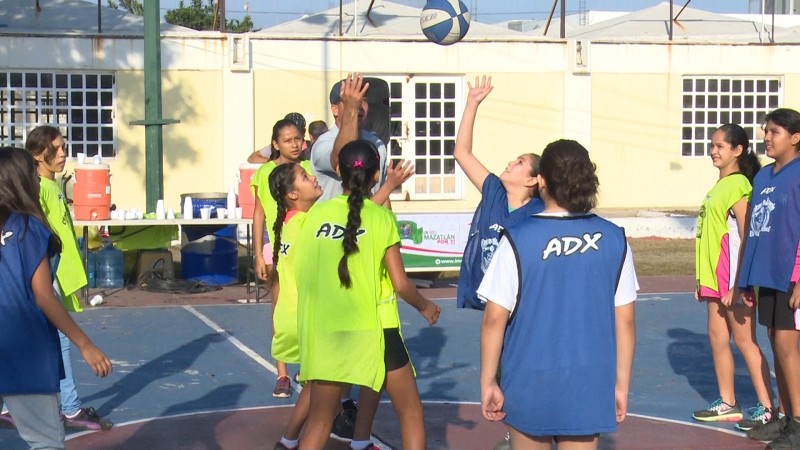 Inician las clínicas de baloncesto en tu comunidad