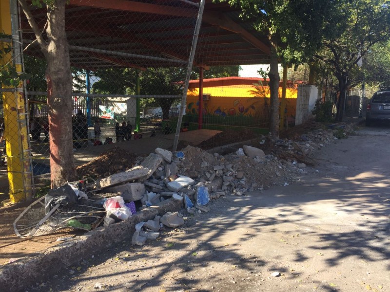 Se derrumba barda del jardín de Niños Frida Khalo en el sector Cañadas