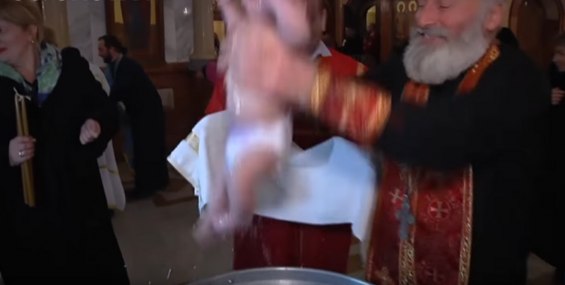 VIDEO: Arzobispo bautiza bebés bruscamente