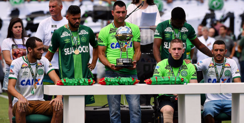 Alzan trofeo de la Sudamericana los sobrevivientes del Chapecoense