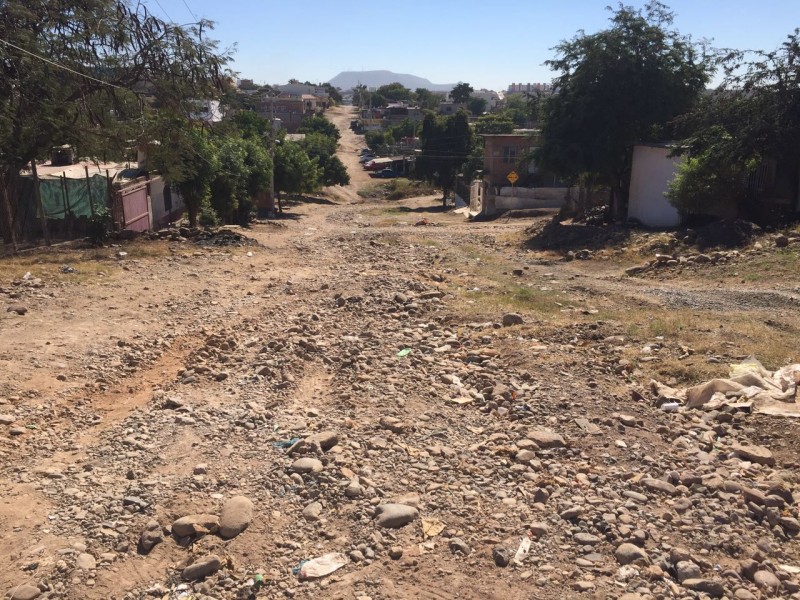 Piden que raspen la calle Luis Manuel Rojas