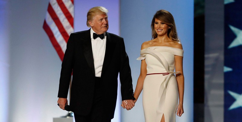 #Video La evidente sonrisa falsa de  Melania ante Donald Trump