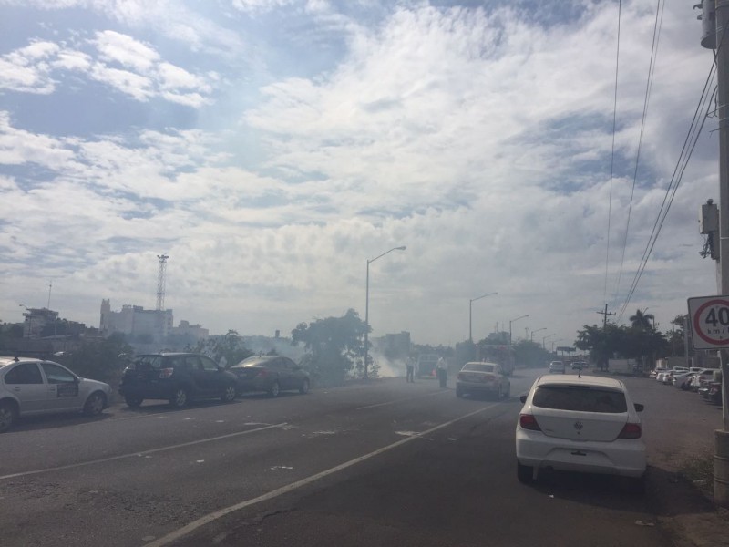 Se incendia maleza del canal sobre la Avenida Federalismo