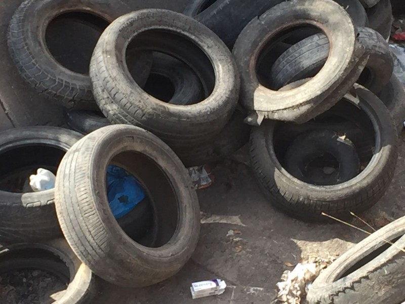 Lleno de llantas y basura, arroyo en la 21 de Marzo