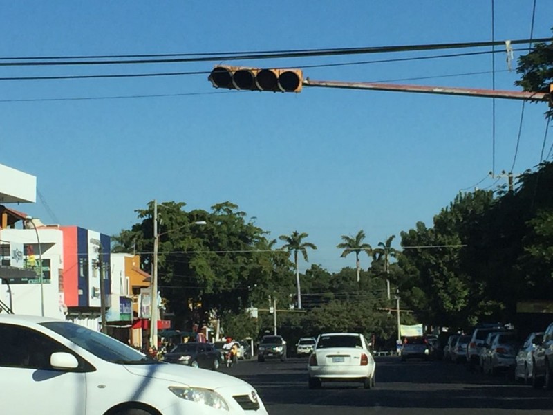 Sin funcionar semáforos de la Carranza