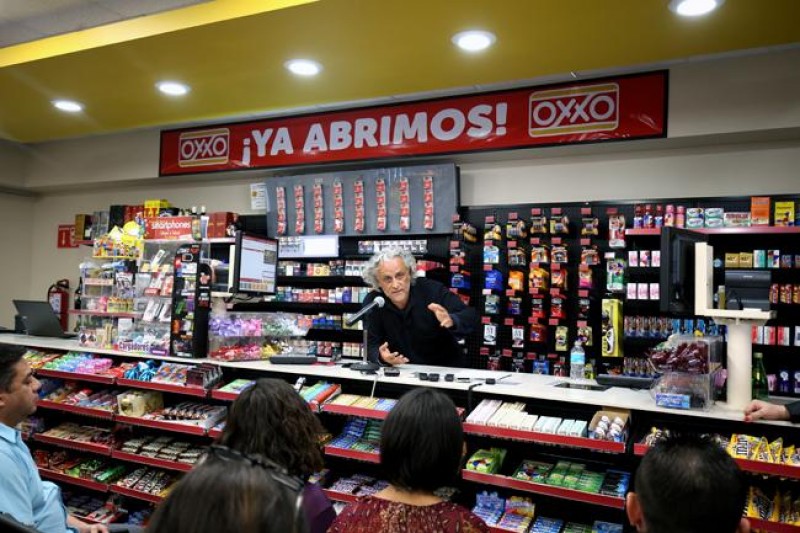 El artista Gabriel Orozco vende arte a través de un Oxxo