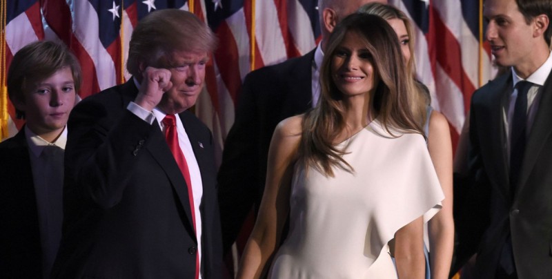 Experta explica el extraño comportamiento de Trump hacia Melania