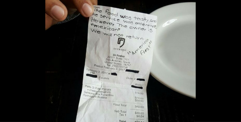 Nota racista en recibo de restaurante de un mexicano