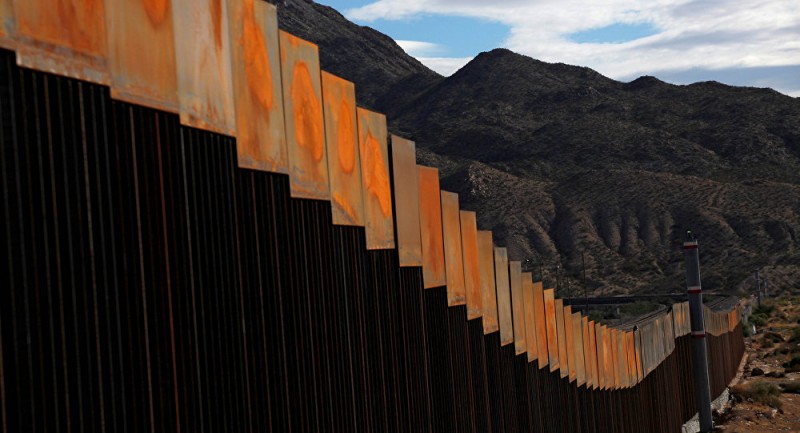 Senadores realizarán "muro humano" en la frontera con EU