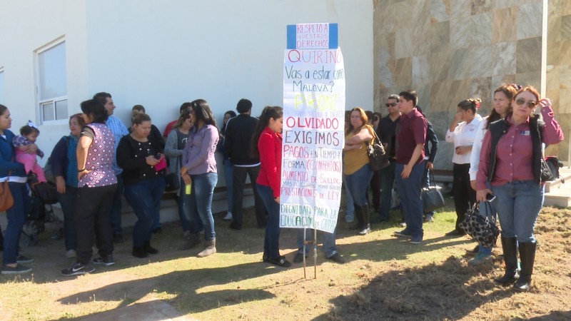 Se manifiestan teachers por falta de pagos
