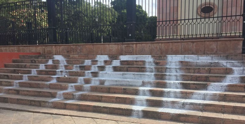 Plasman la palabra "MAD" en las escaleras de Catedral