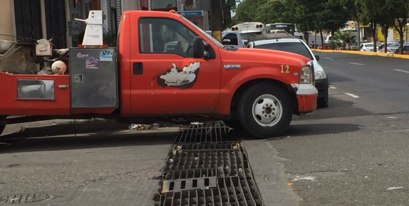 Reparan alcantarilla por la calle Guerrero