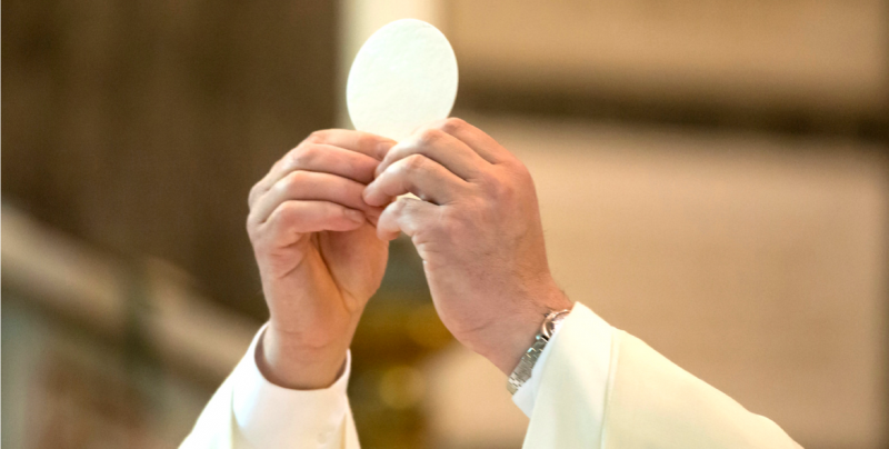 Detienen a sacerdote que abusaba de niña en confesionario