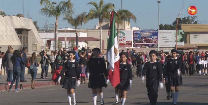 Realizaron tradicional desfile del Día de la Bandera