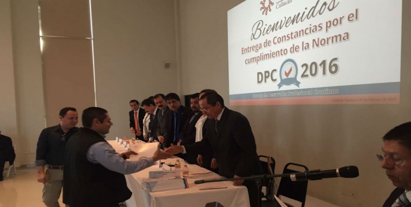 Contadores Públicos reciben constancia de actualización
