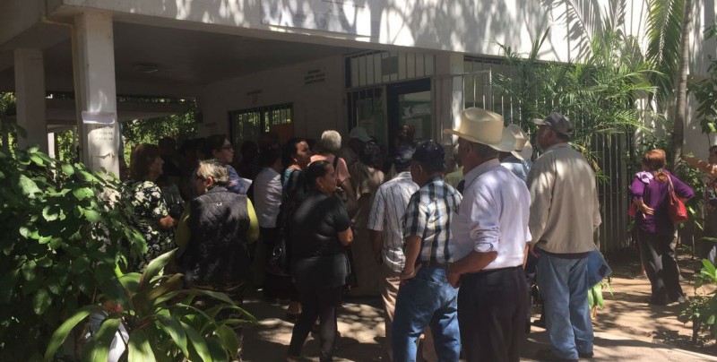 Ayuntamiento se lleva las sillas para atender a beneficiarios del 65 y más