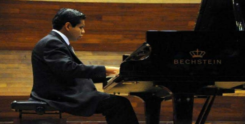 Alumno ciego se gradúa como Pianista