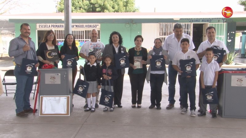 Recibe primaria 300 libros en donación