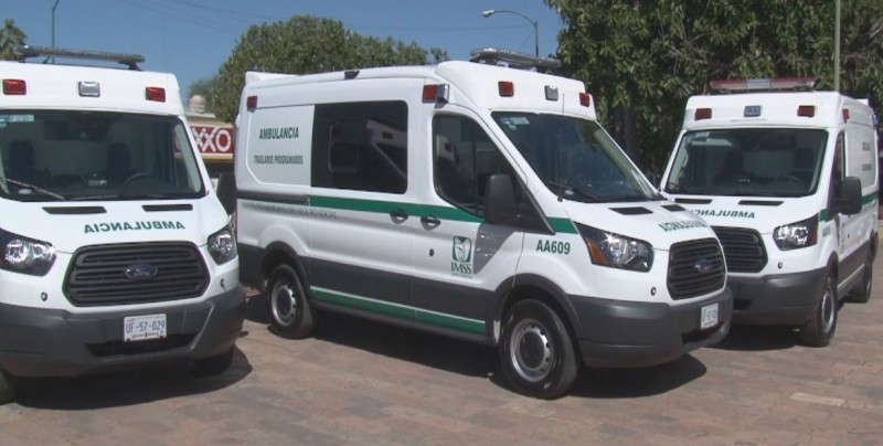 Entregan 10 ambulancias y 2 unidades móviles al IMSS