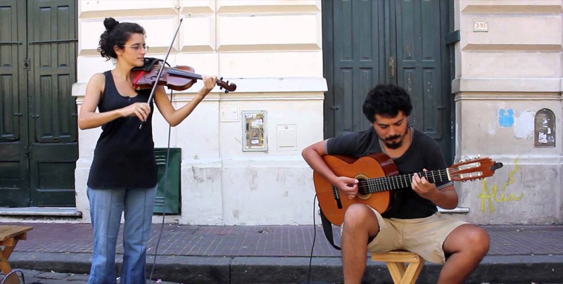 Asombrosa voz de mujer que canta con músico callejero
