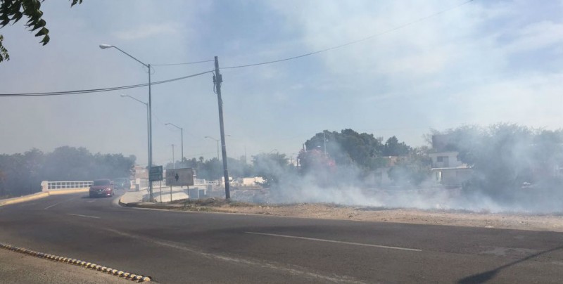 Queman maleza en las riberas del canal oriental