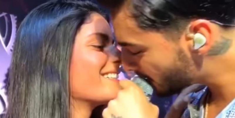 #Video Maluma besó a fan durante un concierto
