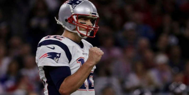 #Video Momento en que periodista mexicano roba jersey de Tom Brady