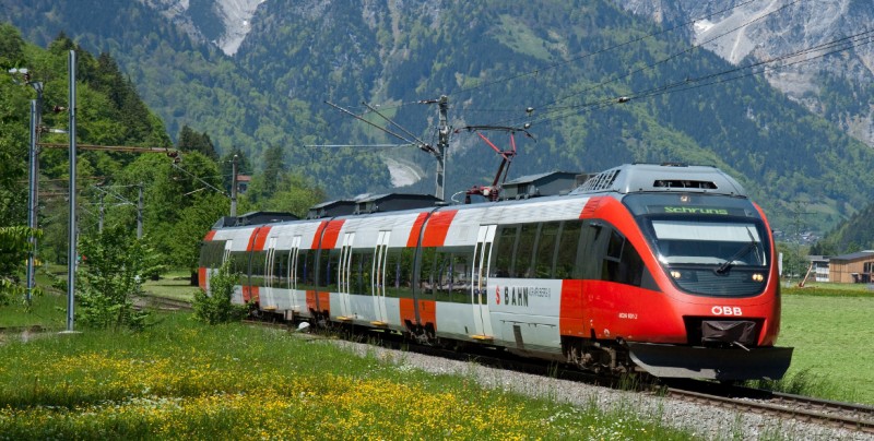 FOTO: Un tren atraviesa un edificio de 19 plantas