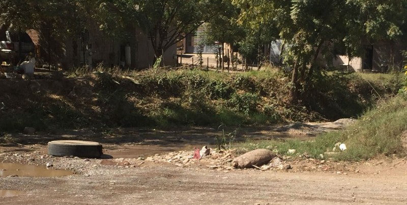 Con olores fétidos en arroyo de la colonia Progreso