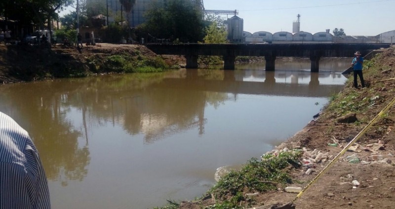 Mujer cae a canal y desaparece