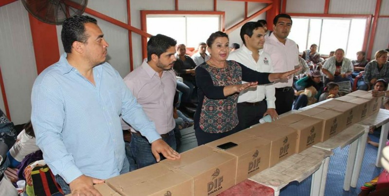 Llevan el DIF apoyo a familias, tras incendio en basurón