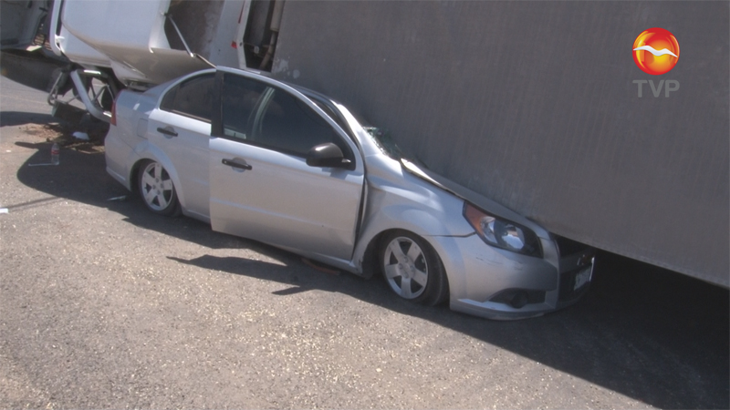 Caja de trailer cae sobre automóvil y ¡conductor se salva!
