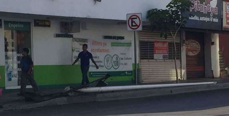 Dos postes derribados por accidente en Avenida Obregón esquina con Colón