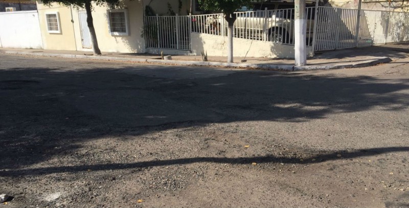 Cada vez más en peores condiciones, la calle Zeus de la CANACO