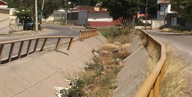 Con maleza, basura y malas condiciones arroyo en Villa Residencial Bonita