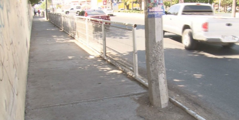 Poste pone en riesgo a los peatones