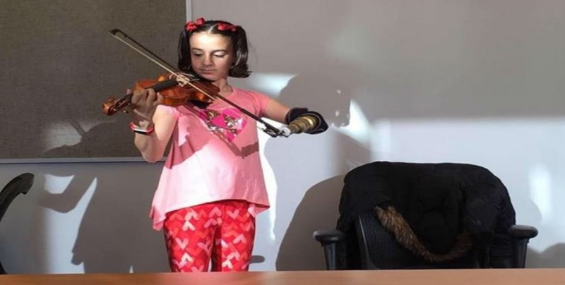 Niña violinista recibe prótesis