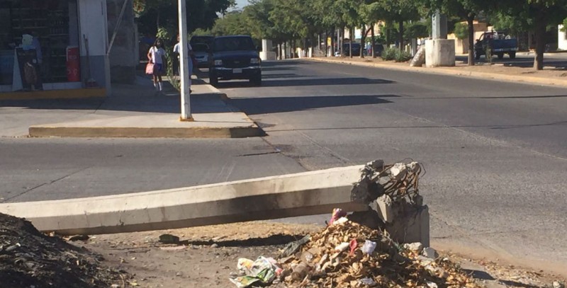 Poste de luz fue derrumbado tras registrarse choque