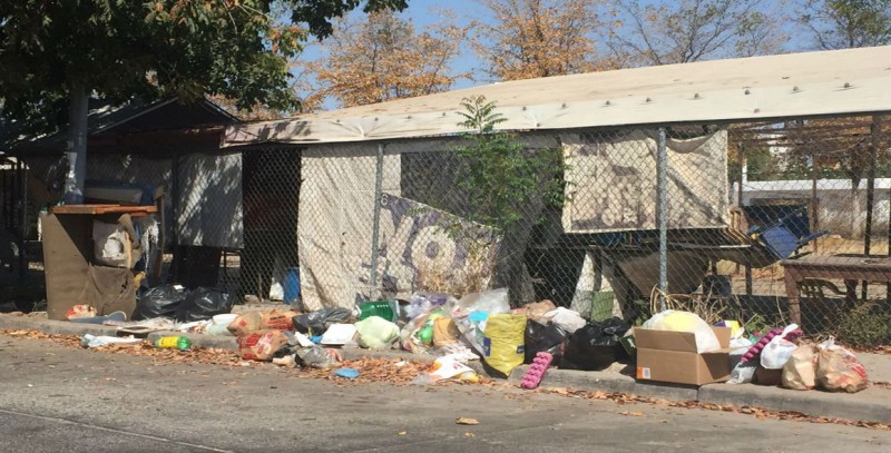 Siguen tirando basura justo afuera del Parque Solidaridad
