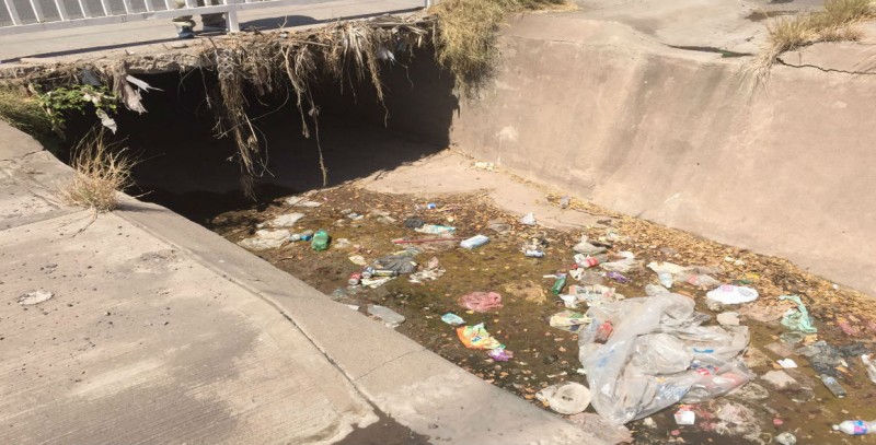 Ya empieza a tener basura arroyo por Boulevard Constelaciones