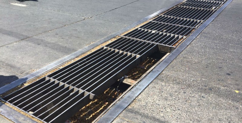 Empieza a quedarse sin rejilla alcantarilla en colonia Humaya