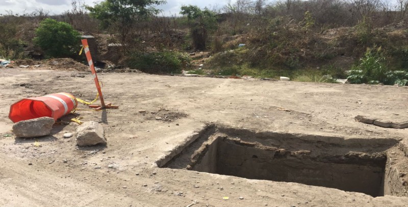 Un gran hoyo por la José María Velasco en Colinas del Bosque