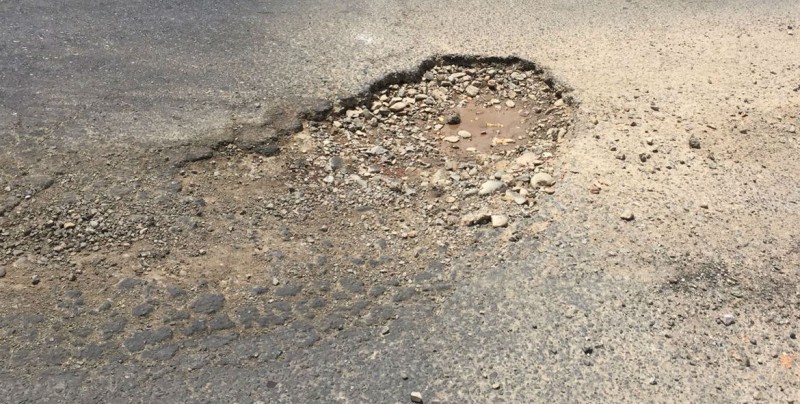 Bache por la calle Alfonso Cravioto en la colonia Libertad