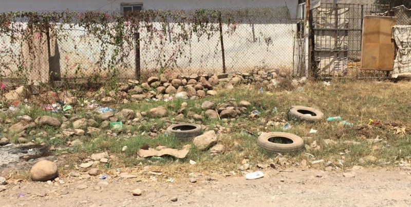 Basura y llantas en calle Yacimiento