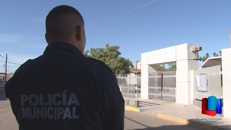 Vigila policía escuela primaria