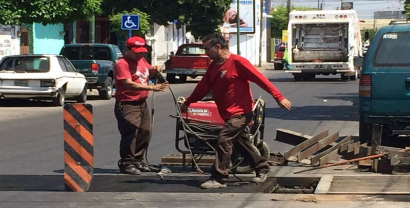 Reparan alcantarilla en colonia Los Pinos