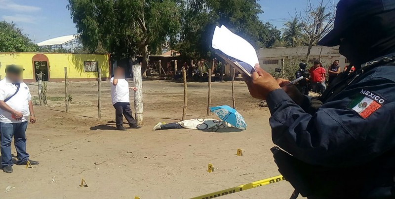 Irrumpe grupo armado en El Molino Sataya, asesina a una persona.